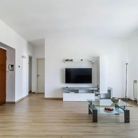 Domusmi Benedetto Marcello-28 Apartment *